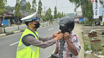 Peduli Kesehatan Warga, Satlantas Polres Subulussalam Turun ke Jalan Bagikan Masker di Tengah Kabut Asap
